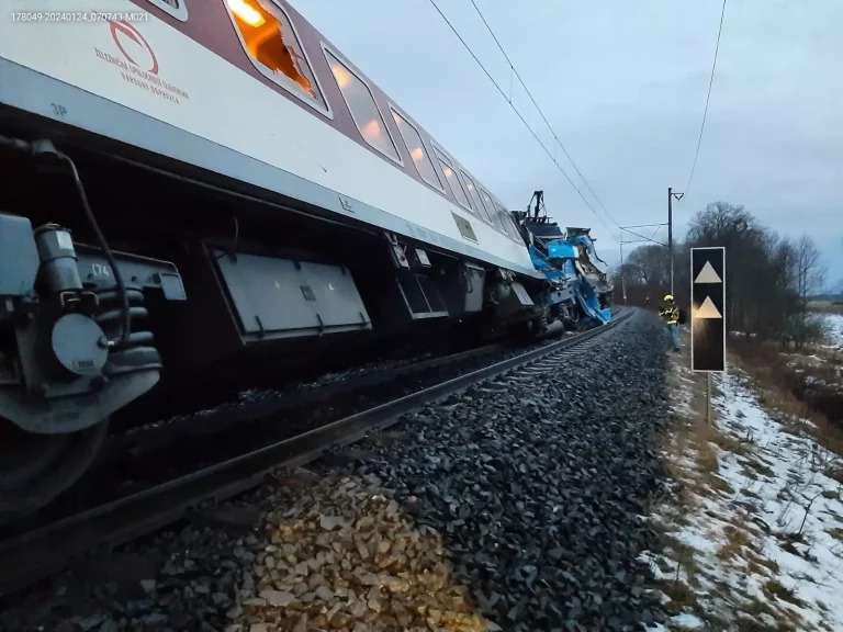 Tragická zrážka rýchlika s kamiónom na Karvinsku. Rušňovodič zomrel, 19 ľudí je zranených